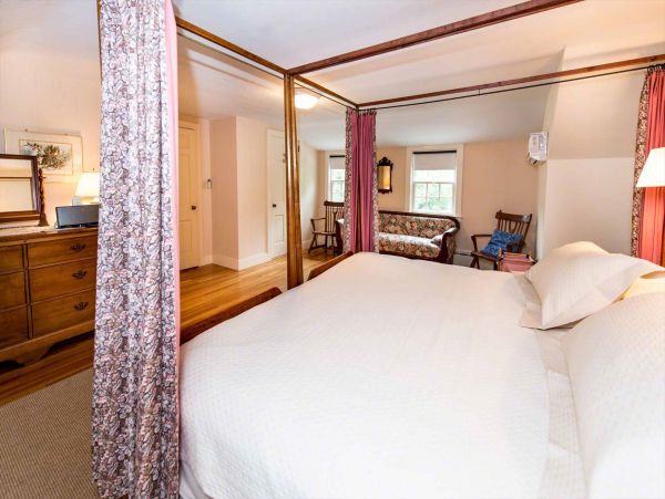 Cape Cod Home 994720