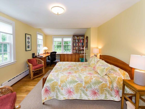 Cape Cod Home 994720
