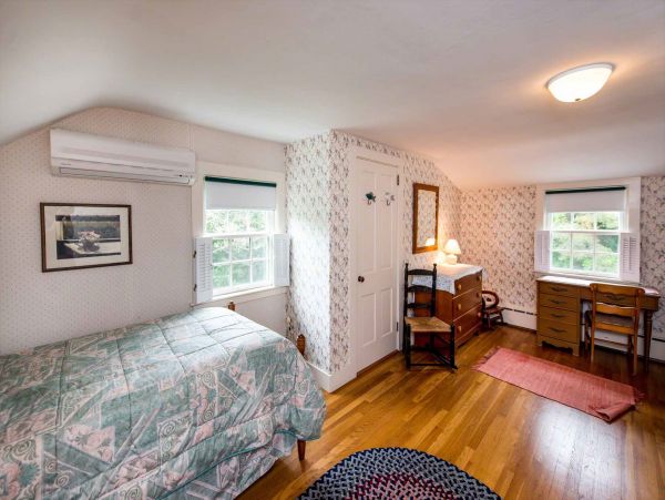 Cape Cod Home 994720
