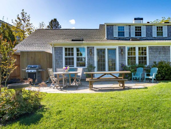 Cape Cod Home 994720