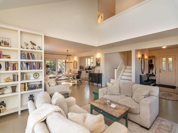 Cape Cod Home 994722