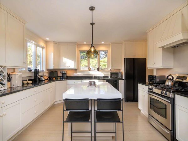 Cape Cod Home 994722