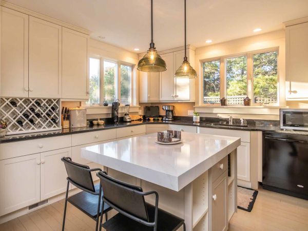 Cape Cod Home 994722