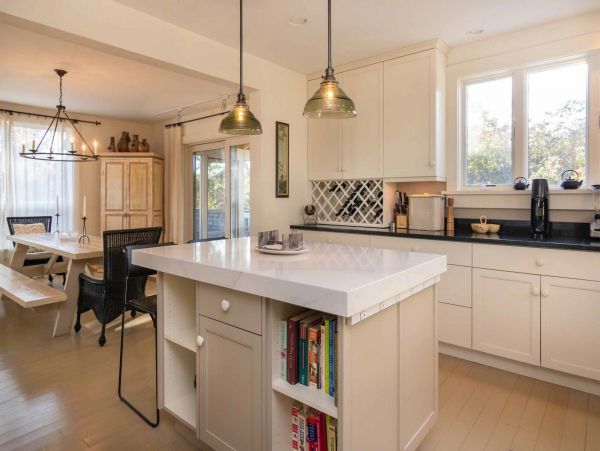 Cape Cod Home 994722