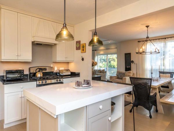Cape Cod Home 994722