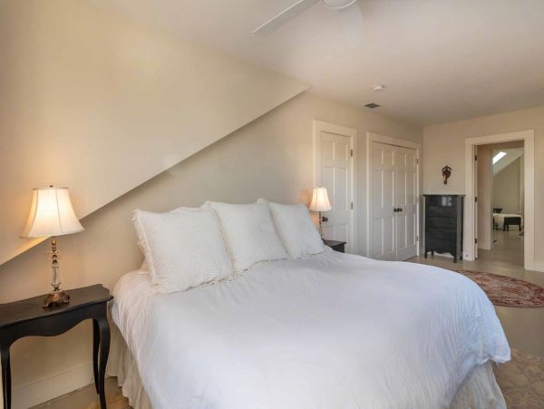 Cape Cod Home 994722