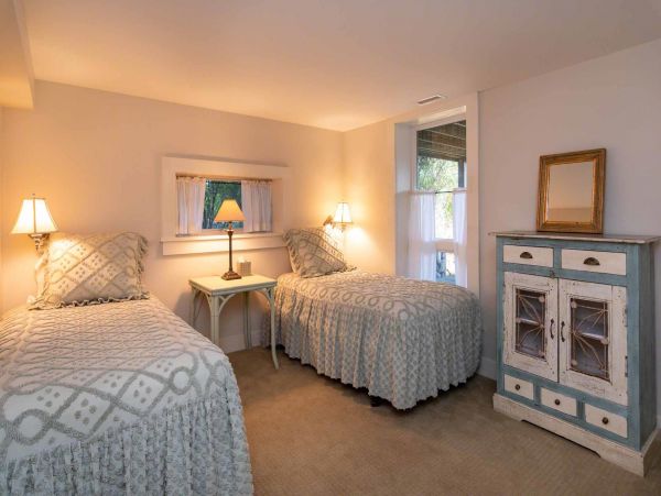 Cape Cod Home 994722