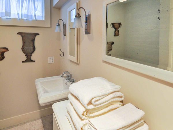 Cape Cod Home 994722