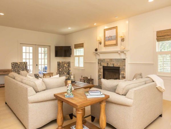 Cape Cod Home 994723