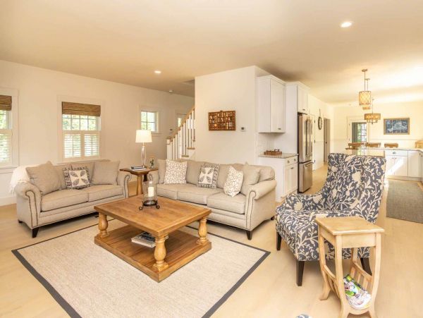 Cape Cod Home 994723