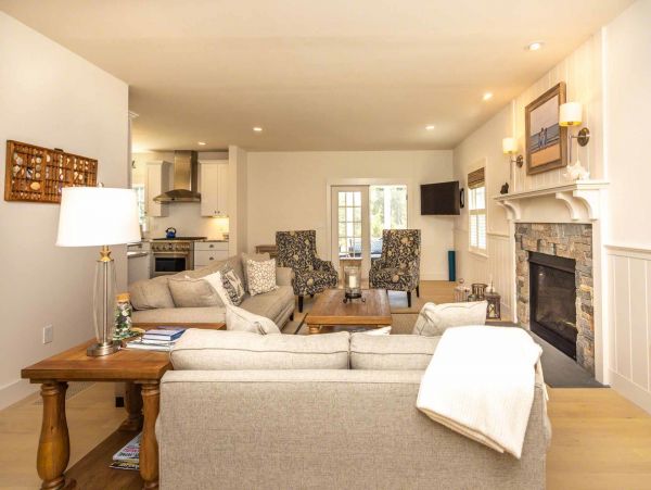 Cape Cod Home 994723