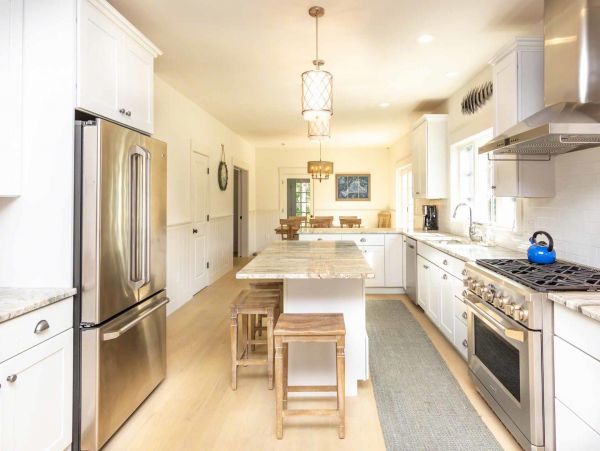 Cape Cod Home 994723
