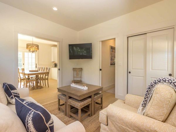 Cape Cod Home 994723