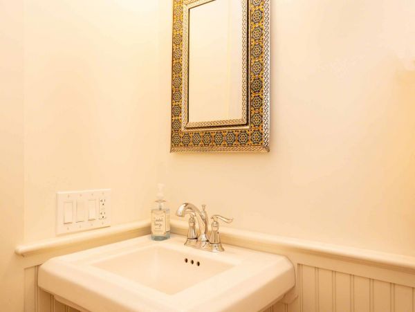 Cape Cod Home 994723
