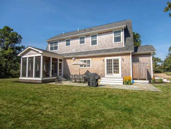 Cape Cod Home 994723