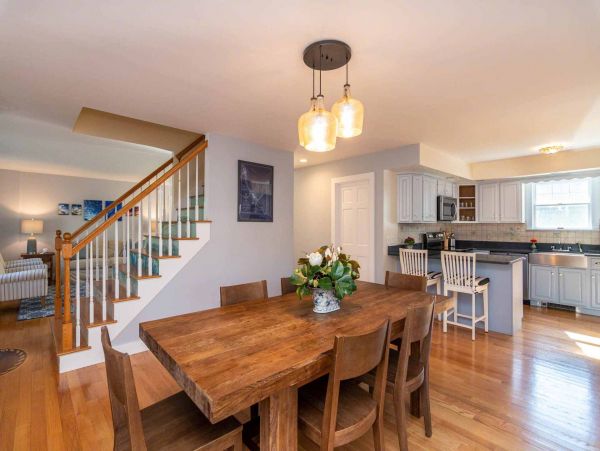 Cape Cod Home 994724