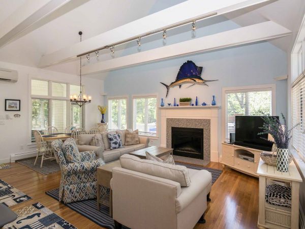 Cape Cod Home 994725