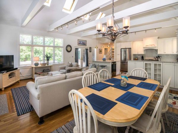 Cape Cod Home 994725