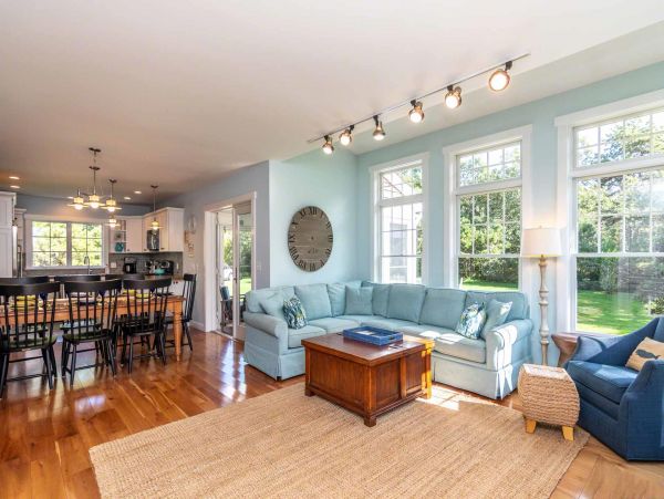 Cape Cod Home 994726