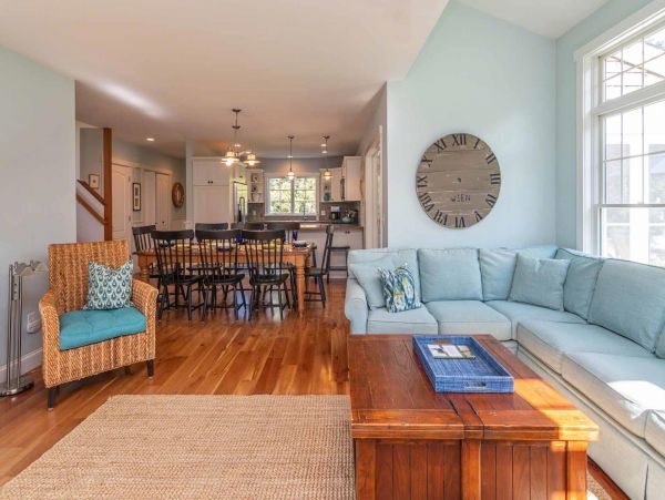 Cape Cod Home 994726