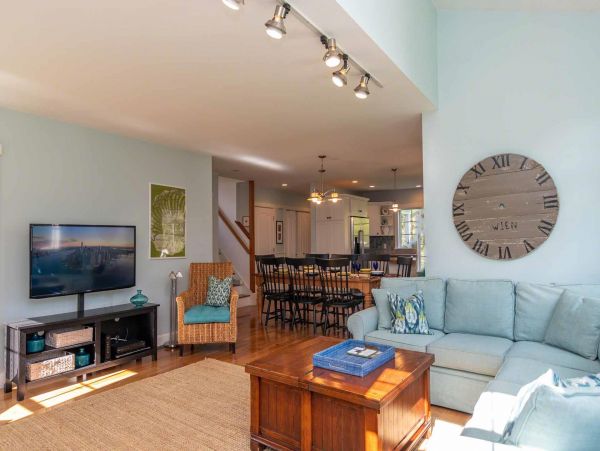 Cape Cod Home 994726