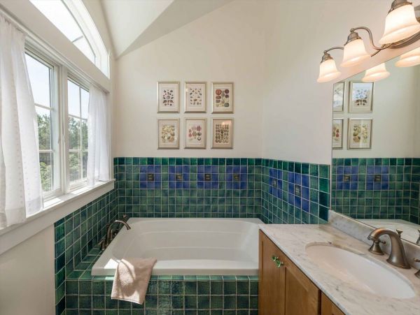 Cape Cod Home 994726