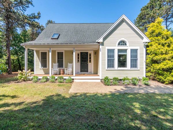 Cape Cod Home 994727