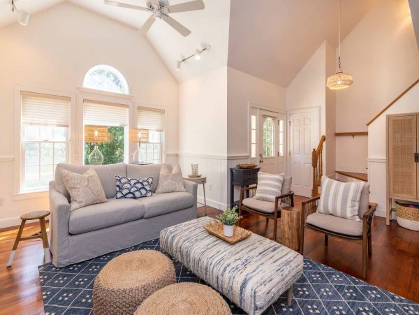 Cape Cod Home 994727