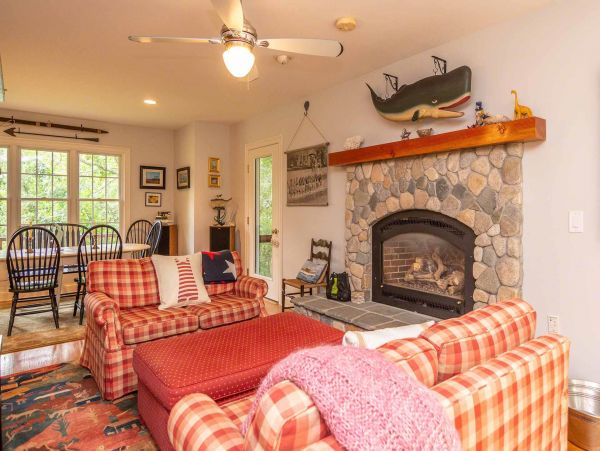 Cape Cod Home 994729