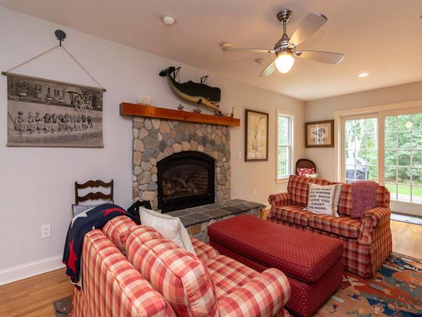 Cape Cod Home 994729