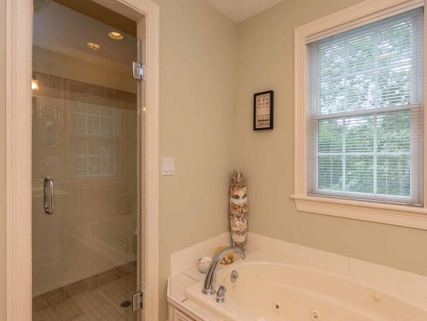 Cape Cod Home 994729