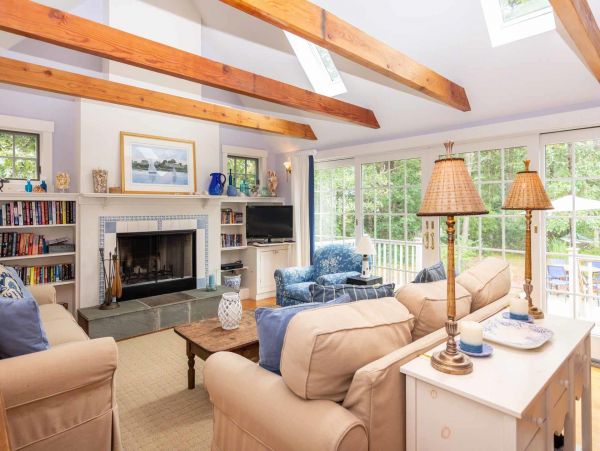 Cape Cod Home 994730