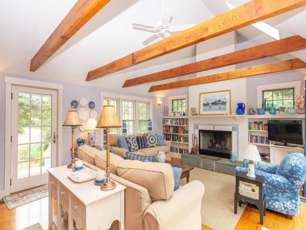 Cape Cod Home 994730