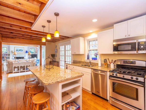 Cape Cod Home 994730