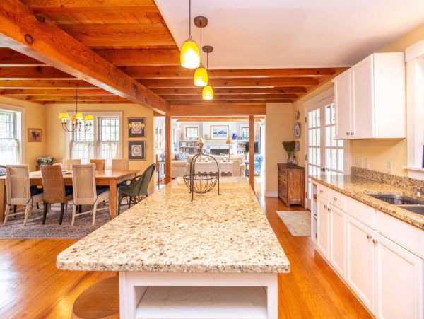 Cape Cod Home 994730