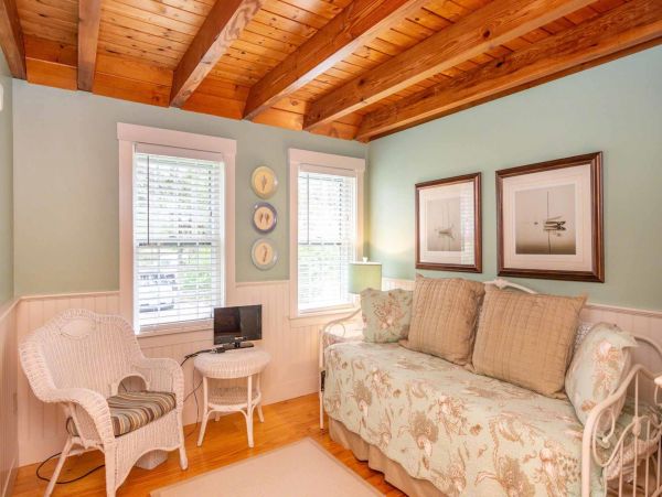 Cape Cod Home 994730