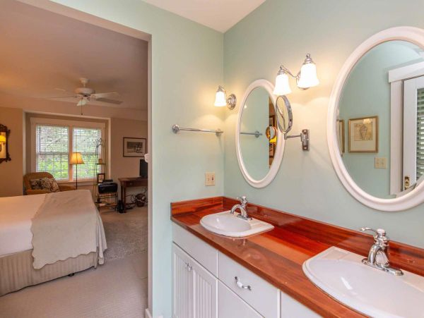Cape Cod Home 994730