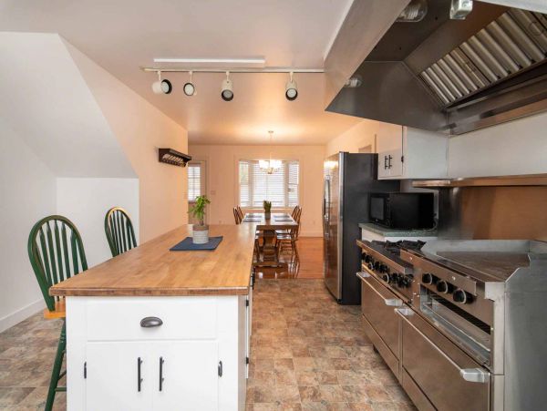 Cape Cod Home 994732
