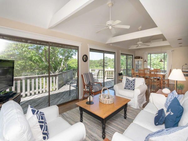 Cape Cod Home 994735