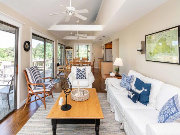 Cape Cod Home 994735