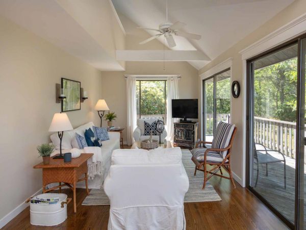 Cape Cod Home 994735
