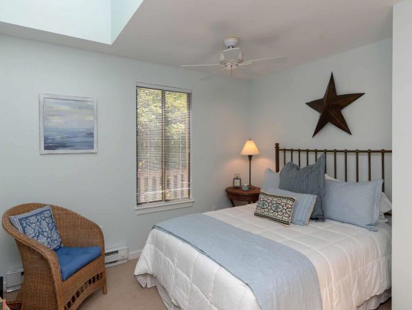 Cape Cod Home 994735