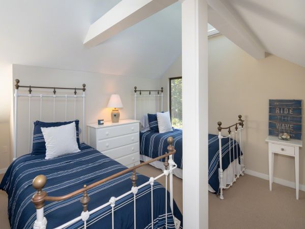 Cape Cod Home 994735
