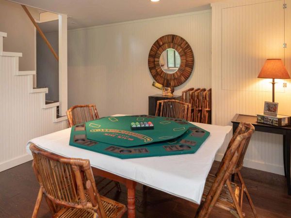 Cape Cod Home 994735