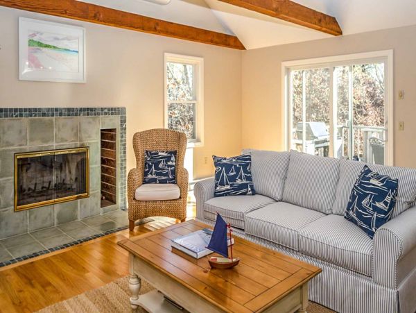 Cape Cod Home 994737