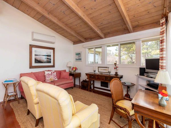 Cape Cod Home 994738