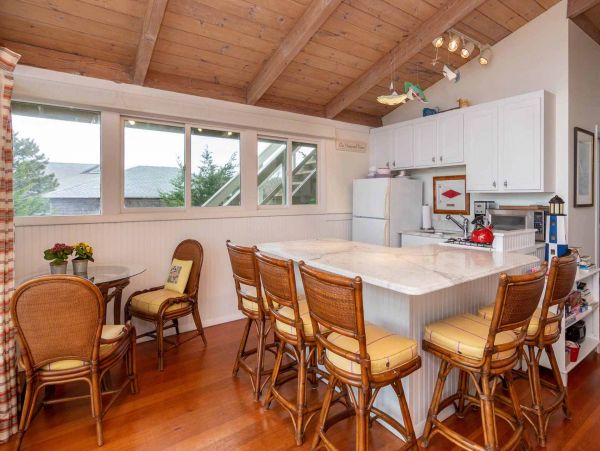 Cape Cod Home 994738