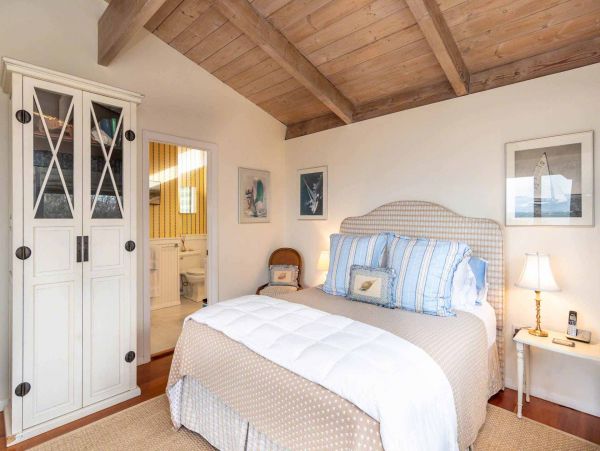 Cape Cod Home 994738