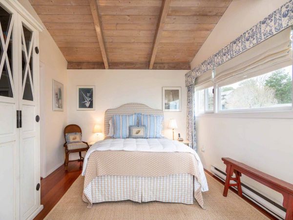 Cape Cod Home 994738