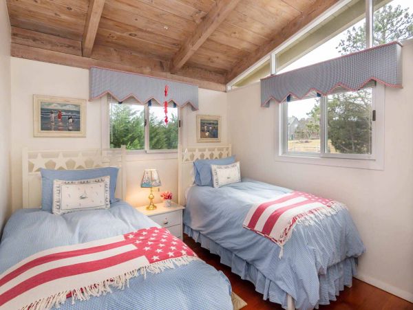 Cape Cod Home 994738